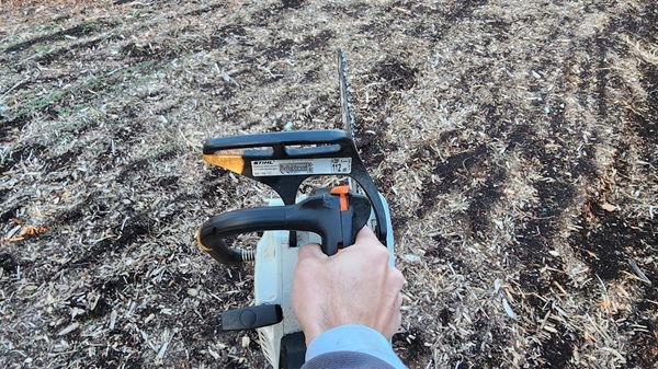 チェンソー・片手・安全な使い方